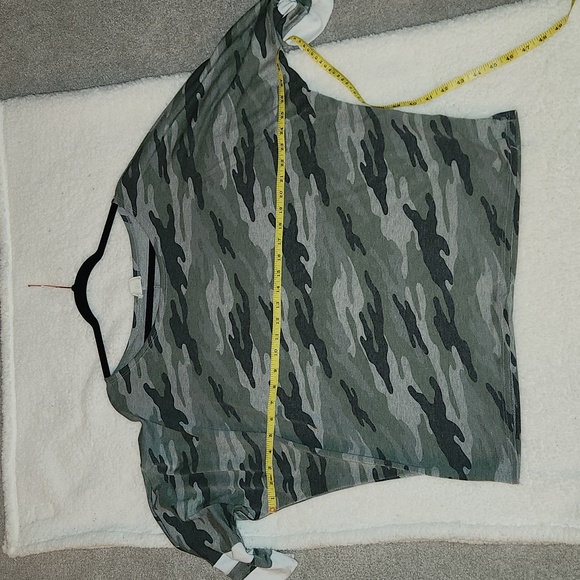 Boutique BiBi Camoflouge Off Shoulder Lightweight Oversized Sweater Size Medium - Picture 6 of 6